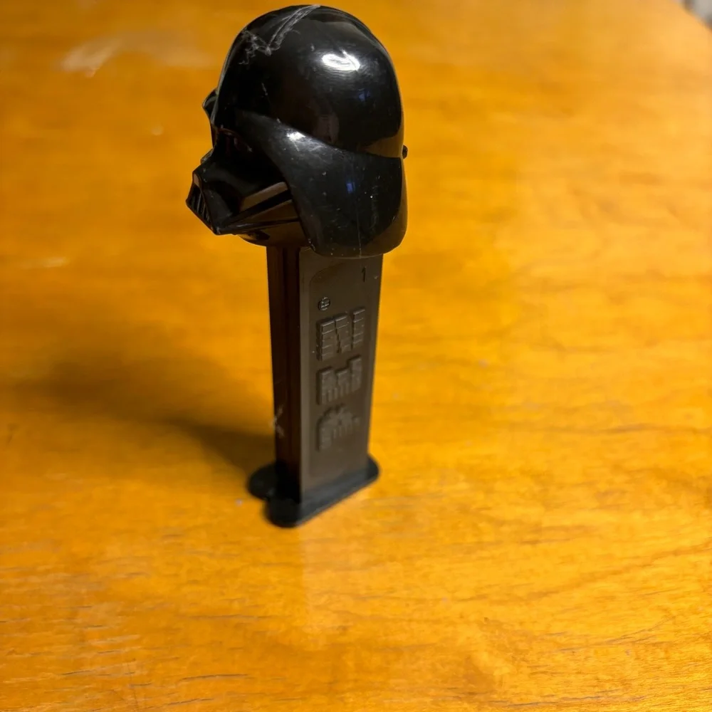 PEZ Candy Dispenser Star Wars DARTH VADER Black Base with Feet 1997